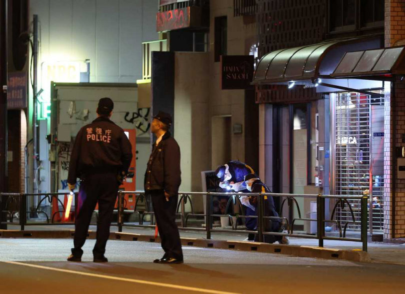 嫌犯作案後逆向駕車逃逸,警方調閱沿線監視器畫面,追查其逃跑路線與可能藏身處。