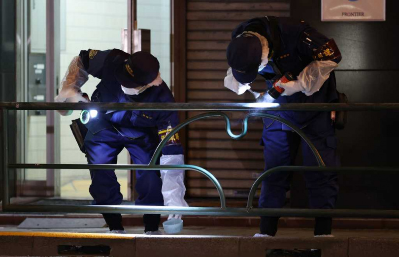 嫌犯作案後逆向駕車逃逸,警方調閱沿線監視器畫面,追查其逃跑路線與可能藏身處。