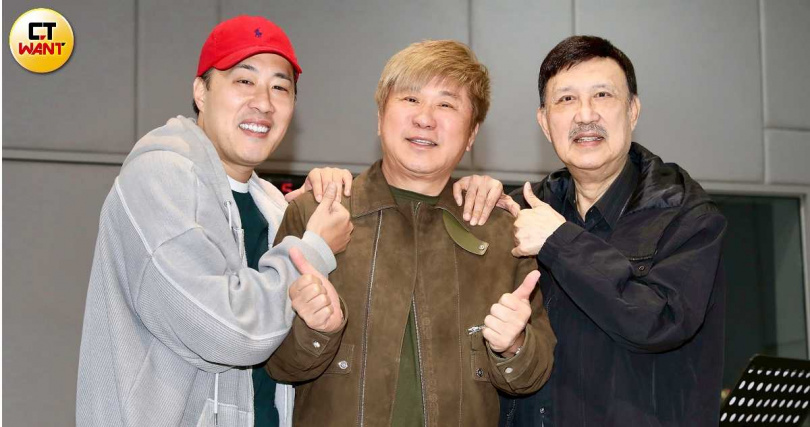 胡瓜（中）、余天（右）鬆口與費玉清聯絡近況。（圖／方萬民攝）