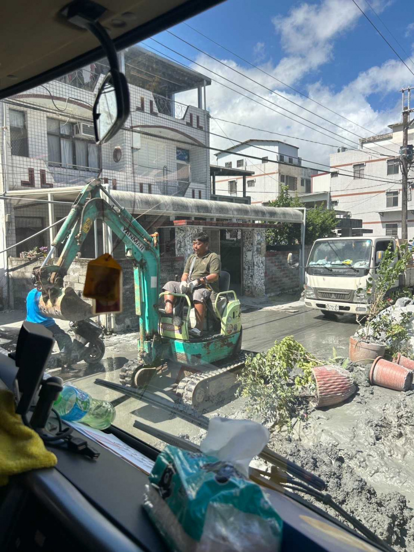 桃園挖土機行老闆林鴻森在花蓮光復鄉洪災時毅然前往救災，卻因腳部受傷而引發敗血症身亡，其義舉讓他被尊稱為「挖土機超人」，並入祀忠烈祠受後人景仰。（圖／家屬提供）