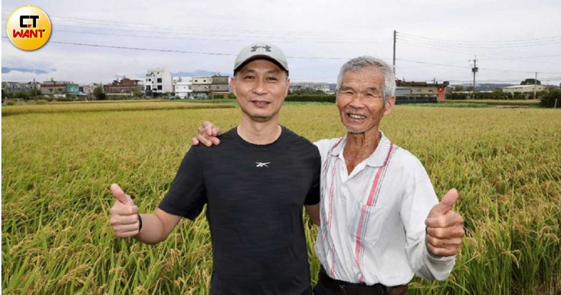 本身另有科技業工作的劉名揚（左）把大部分當代表的薪給捐出地方做公益。右為芎林農者張健銨。（圖／方萬民攝）