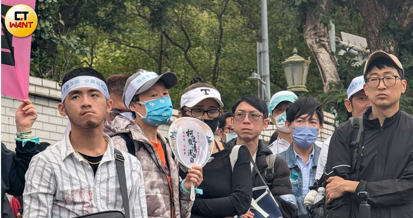 圖2：柯文哲一審遭重判有期徒刑17年，褫奪公權6年，小草忍不住落淚。（圖／林冠吟攝）