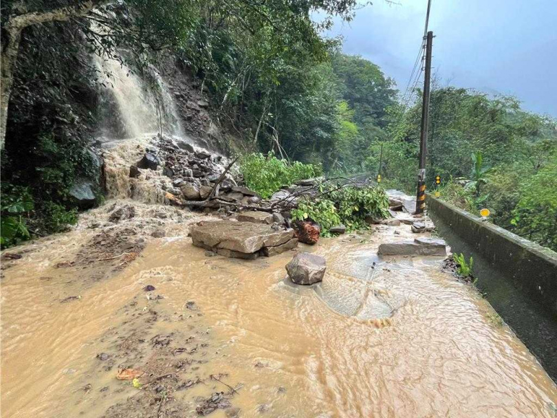 240毫米雨量釀災道路全斷。（圖／翻攝畫面）