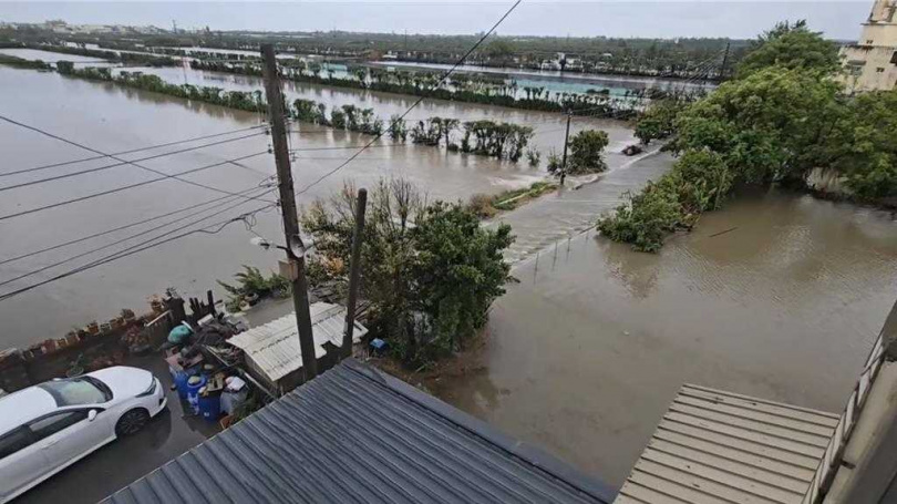 暴雨狂襲苗栗240毫米雨量釀災，農田滅頂如末日現場。（圖／翻攝畫面）
