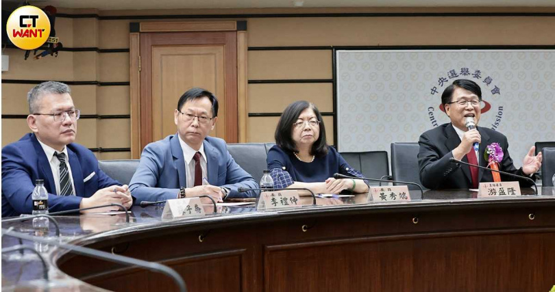 4位新任中選會委員，包含新任主委游盈隆（右一）以及委員黃秀端（右二）李禮仲（左二）、蘇子喬（左一）。（圖／黃耀徵攝）