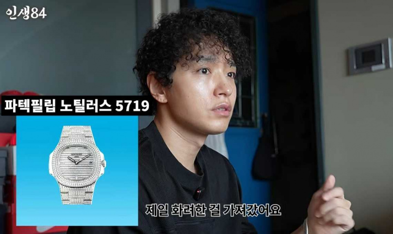 Simon D因為好友旗安84到他家中拍攝，意外說出自己名錶遭竊的故事。（圖／翻攝自YouTube／인생84）