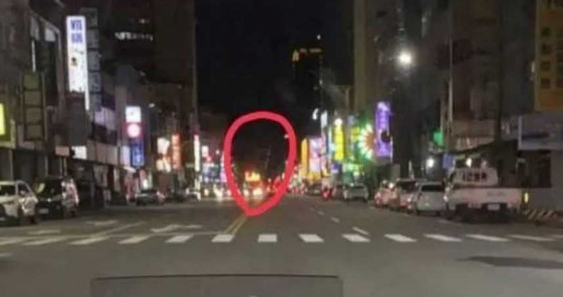 有民眾在地震後PO出一張「大樓傾斜倒塌」照片，後續發現同樣為不實訊息。（圖／翻攝自臉書）