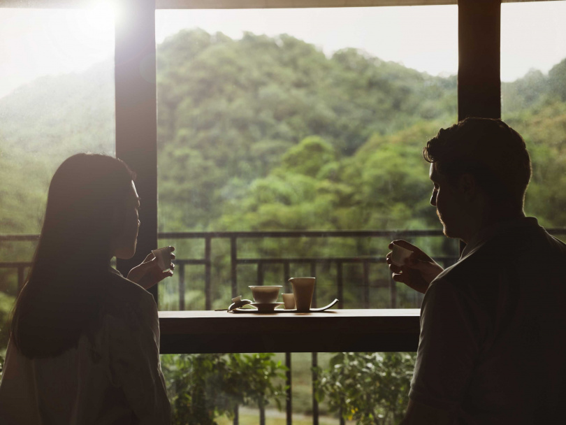 遊客可透過「嘉佩樂文旅官」打造的遊程深度探索台灣文化，例如透過品味醇厚茶香浸潤於傳統中。（圖／台北嘉佩樂酒店提供）