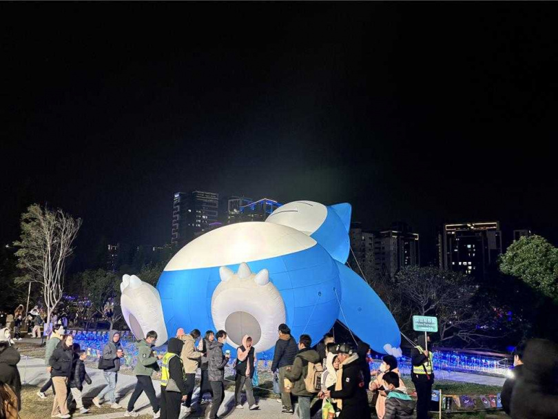 2025台灣燈會在桃園，9日為試營運期間碰上的首假日，桃園捷運公司統計整體運量吸引了近30萬人次進出站。桃園市政府新聞處表示，若對照燈會試營運前一個週末，運量則是增加了近6.8萬人次。（圖／中國時報廖姮玥攝）