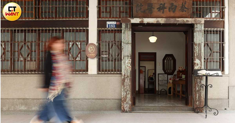 老宅被做為診所行醫近50年，對許多老台中人來說具有特殊情感，目前轉化為喫茶店空間。（圖／林士傑攝）