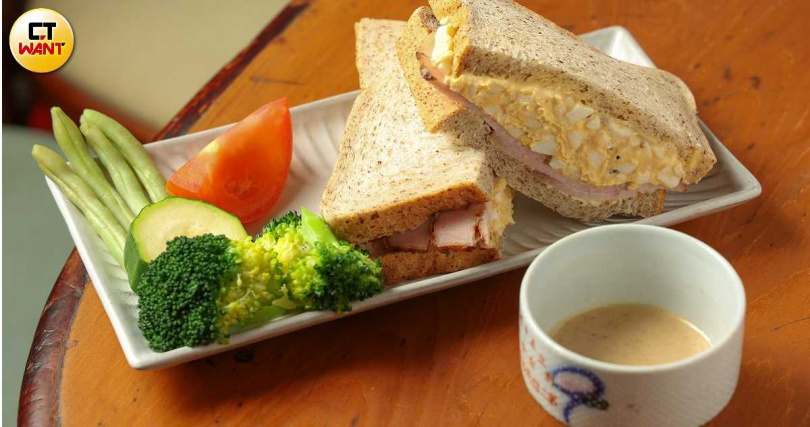 「煙燻火腿蛋沙拉三明治」以加入鹽麴、帶有淡淡檸檬草香氣的馬告蛋沙拉來搭配煙燻火腿，滑順、鹹香兼具。（260元，圖／林士傑攝）