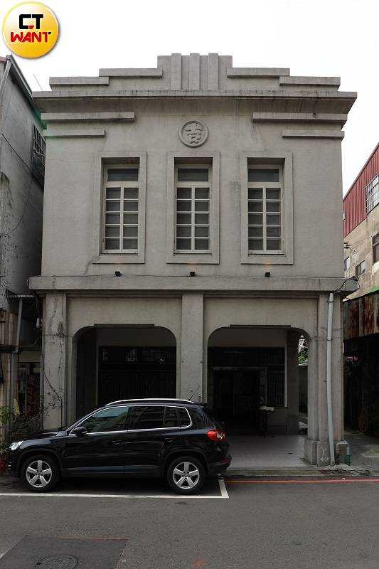 建築立面有明顯的「吉」字，外觀簡潔、沒有太多繁複裝飾。（圖／林士傑攝）