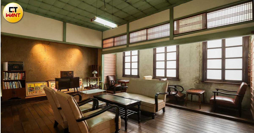 較寬敞的洋室空間早期做為起居室使用，目前放置的用餐桌椅也盡量與時代氛圍貼合。（圖／林士傑攝）