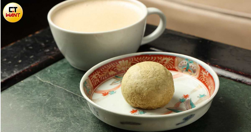 「百香綠茶柚子酥」（前，100元）加了微酸柚子丁，搭配百香果提振味蕾，「柴燒麥芽糖紅茶歐蕾」融合竹山一對老夫妻製作的柴燒麥芽糖，尾韻清香悠長。（170元，圖／林士傑攝）