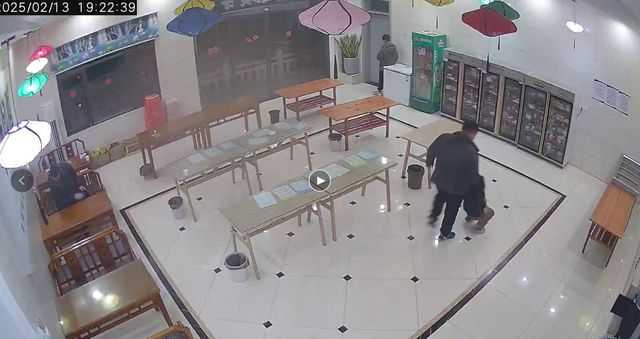 監視器拍下教練對男童動粗。（圖／翻攝自大風新聞）