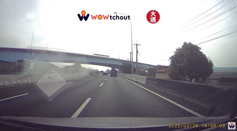 黑色轎車連翻了好幾圈才停止。（圖／翻攝自WoWtchout - 地圖型行車影像分享平台YouTube）