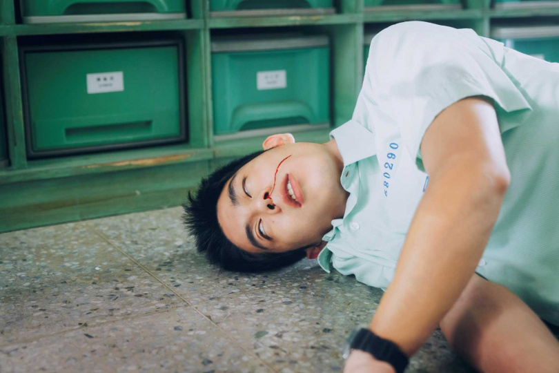 詹懷雲被懷疑裝病，慘遭賞巴掌噴血倒地。（圖／紅杉娛樂提供）