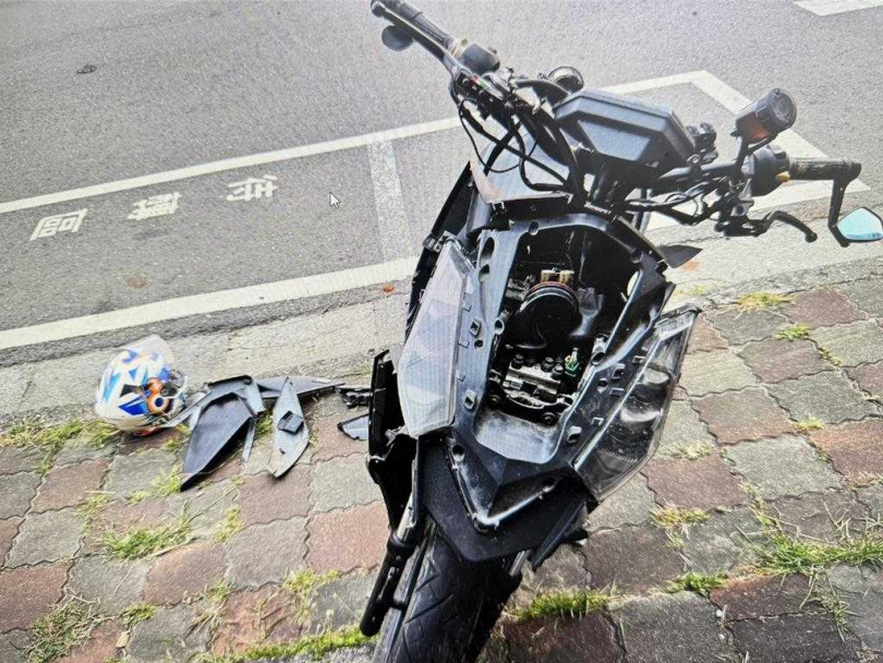 婦人待轉等不及燈號轉綠就前進，遭直行的雙載機車撞上，3人均倒地送醫。（圖／警方提供／任義宇高雄傳真）