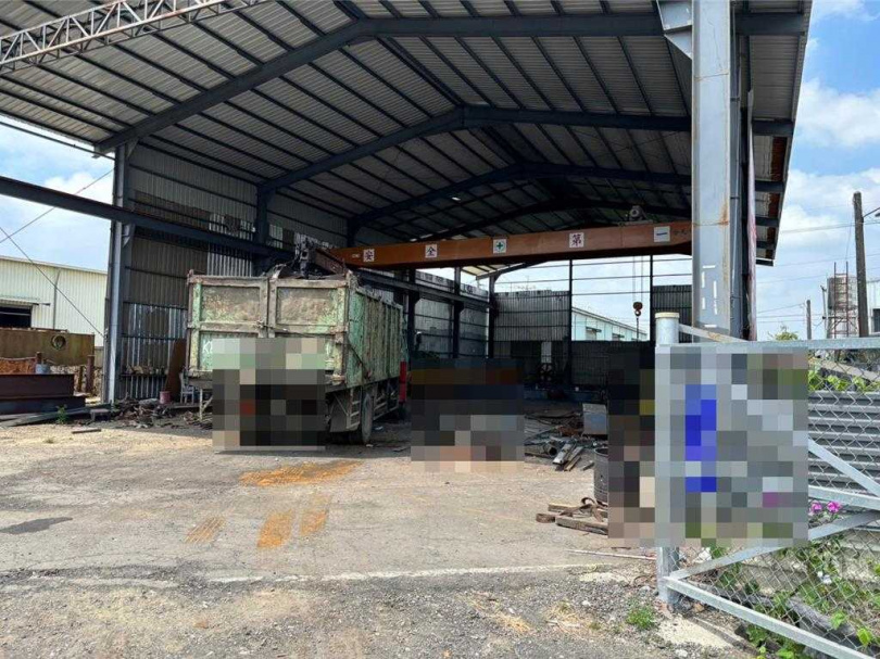 高雄市阿蓮區1家鐵工廠發生重大意外，1名56歲女工遭天將鐵板重擊頭部傷重不治。（翻攝畫面）