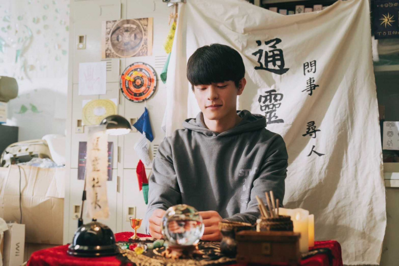 邱以太能看見人與人的情感連線,開辦「戀愛通靈社」替別人解決感情疑難雜症。。(圖/好勁影業)