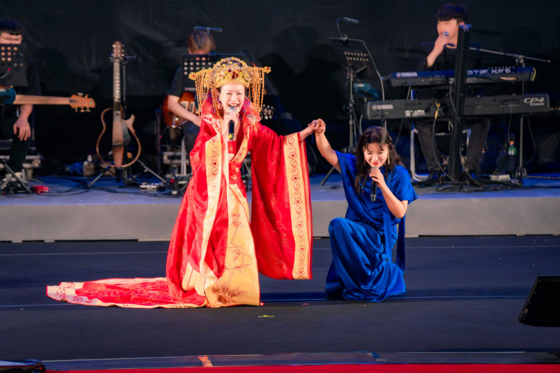 丁噹向穿著「一代女皇裝」的金佩姍請安。（圖／相信音樂提供）