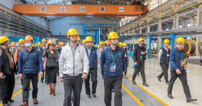 桃園市長張善政至企業視察，先進化設備讓企業更有面對關稅挑戰的實力。(圖片提供／桃園市政府)