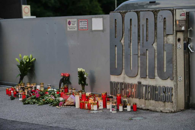 奧地利格拉茨發生致命槍擊事件後，人們擺放鮮花和蠟燭在學校門口哀悼死者。（圖／美聯社／達志）