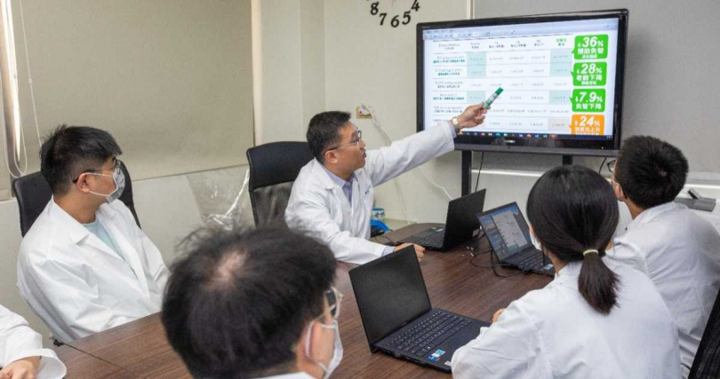 U能生醫研發團隊討論產品應用情境,陳家榮博士指出「智醫佳75%藻油DHA」為全齡族群設計,從嬰幼兒到銀髮族皆可安心補充。(圖/黃耀徵攝)