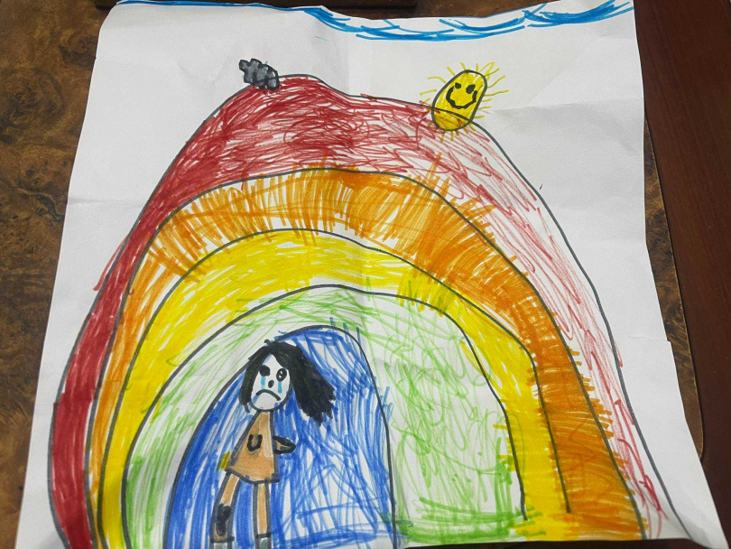 女童的畫作，畫中的她不斷哭泣。（圖／翻攝自臉書）