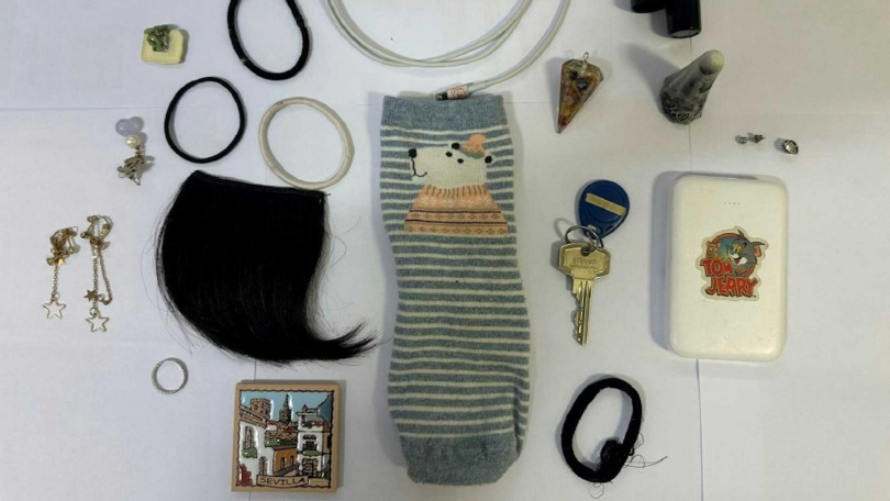 鄒鎮豪不僅偷拍性侵過程，還蒐集被害人的口紅、襪子、耳環、髮圈等個人物品當作「戰利品」。（圖／翻攝自Metropolitan Police Service）