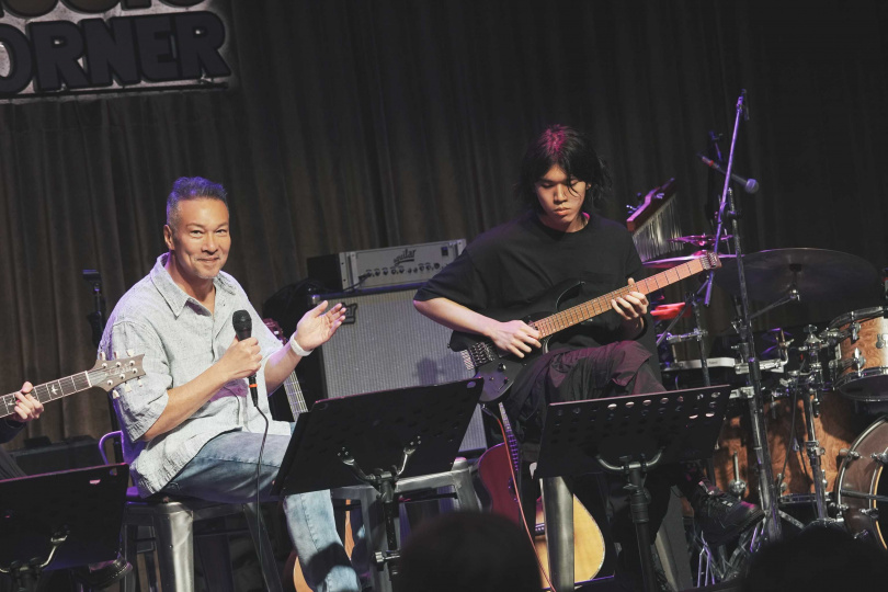 黃仲崑及小兒子黃以樂舞台演出。(圖/杰威爾音樂)