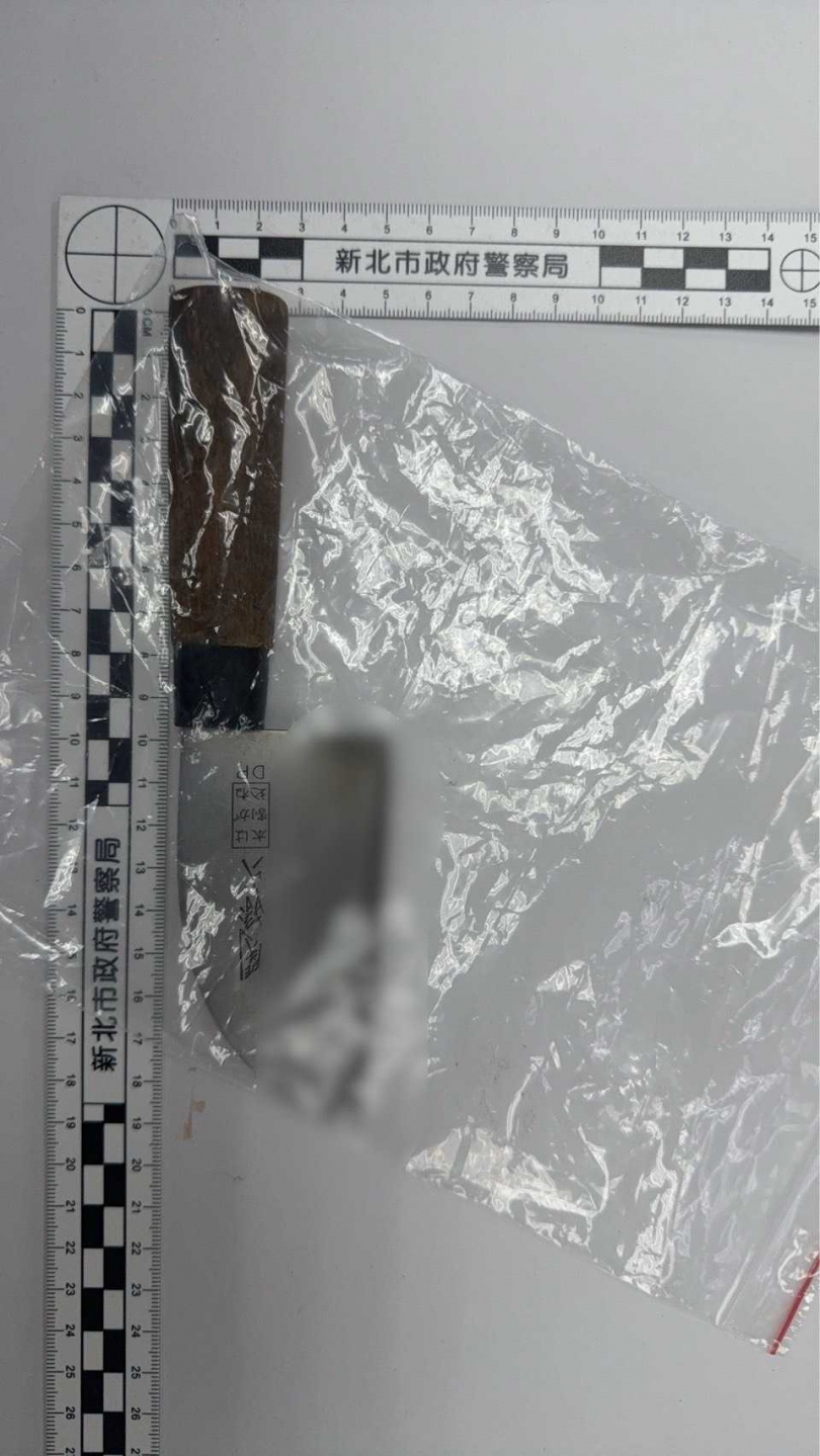 吳男酒後情緒失控爆發衝突，持檳榔刀劃傷母親。（圖/翻攝畫面）