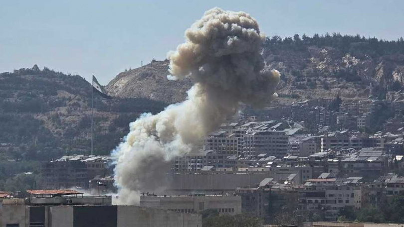 位於首都大馬士革（Damascus）的敘利亞國防部遭到以軍轟炸。（圖／達志／美聯社）
