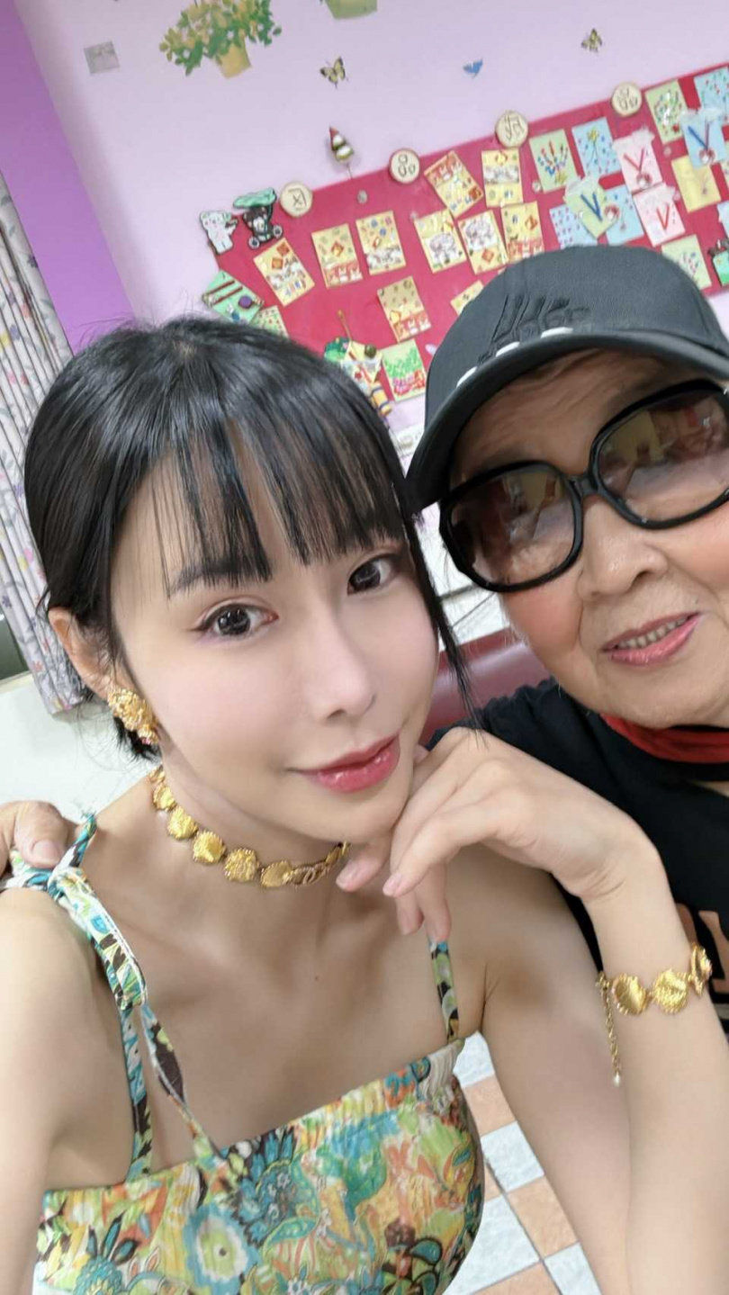 外婆因堅持住在高雄，夢露老師只要一休假就會南下探望。（圖／夢露老師提供）