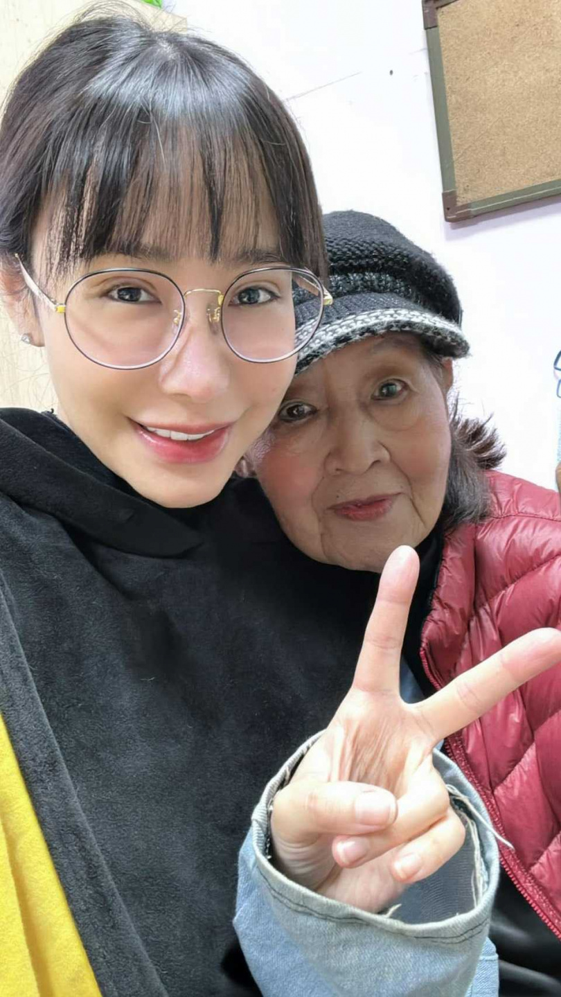 因為父母都已過世，夢露老師的外婆是她最牽掛的親人。（圖／夢露老師提供）