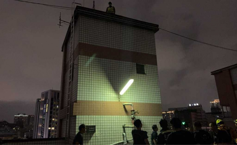 台中北區一名77歲老翁疑似自殺陳屍社區頂樓水塔，消息傳出後引發住戶飲水安全疑慮，社區緊急切斷供水並清理消毒。（圖／翻攝自記者爆料網）