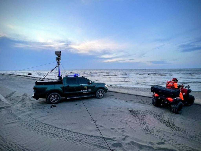 2日傍晚5時許，桃園市竹圍海水浴場2名高中生落海，目前仍持續搜救中。（圖／翻攝照片）