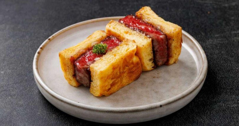 堅果和牛三明治｜以京都石野白味噌熬製的味噌奶油醬為靈魂，包裹羽下和牛，搭配教父。（圖片提供／牛B焼肉）