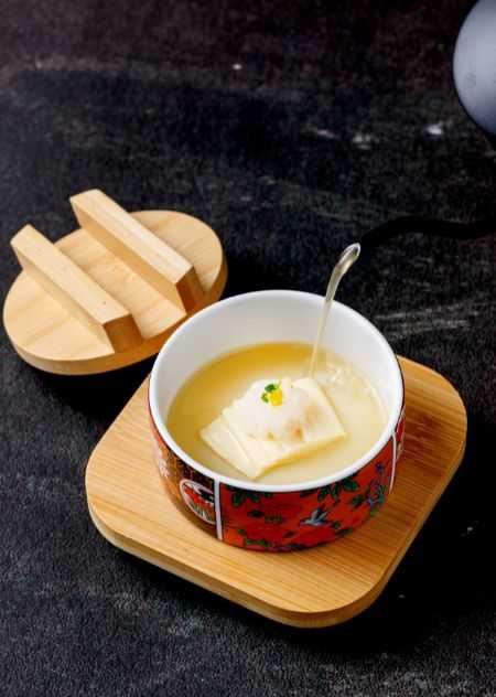 柚雪味噌｜夏日限定清爽湯品，加入生食級日本富山灣白蝦、細膩雕花豆腐，頂級味噌細。（圖片提供／牛B焼肉）