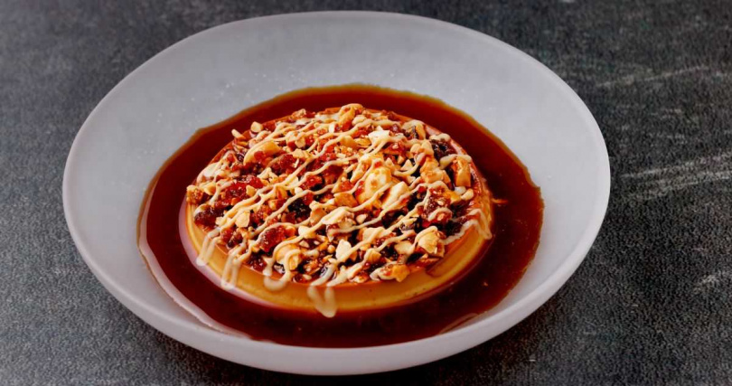 花生焦糖布丁｜香滑手工布丁覆以甘甜手炒焦糖，淋上煉乳，點綴烤花生碎，微脆堅果香。（圖片提供／牛B焼肉）