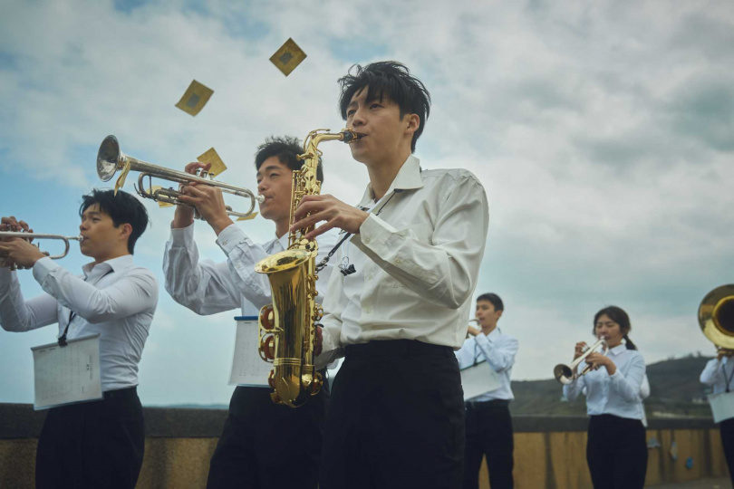 牧森（中）、劉育仁（右）在《進行曲》挑戰吹奏西索米。（圖／未來進行曲提供）