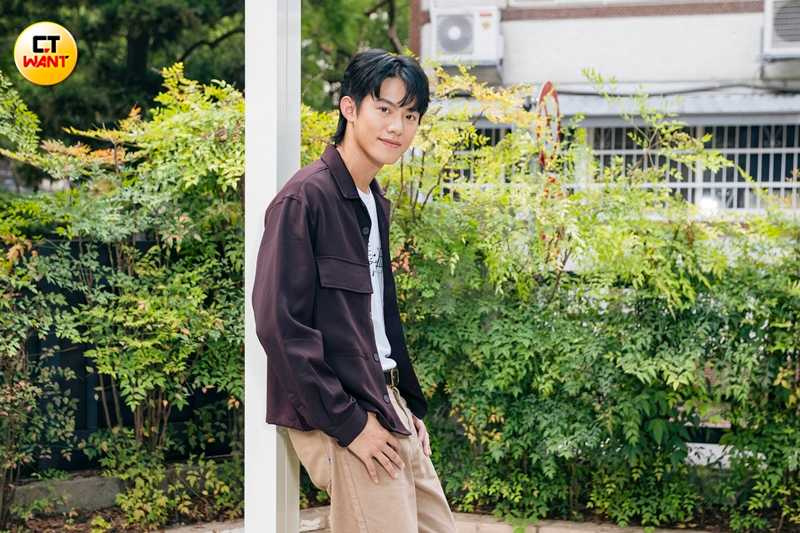 余杰恩長相酷似吳慷仁，笑喊自己高中時因為一頭長髮，常被誤認成怪人。（圖／楊澍攝）