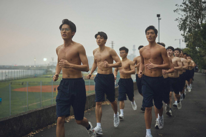 余杰恩（左起）、劉育仁、牧森在《進行曲》大秀好身材。（圖／未來進行曲提供）