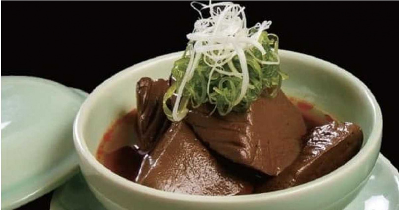 麻神麻辣火鍋」鎮店招牌「果凍鴨血」口感Q彈滑嫩，被許多饕客譽為必點料理。（圖／取自麻神麻辣火鍋臉書）