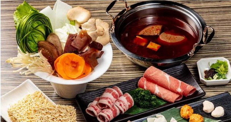 麻神麻辣火鍋」以管家式桌邊服務與每日現熬湯頭聞名，長年深受明星與老饕喜愛。（圖／取自麻神麻辣火鍋臉書）