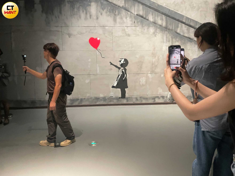 在深圳前衛藝術展區「海上世界藝術中心」看到了英國塗鴉大師班克斯的「女孩與氣球」，很驚喜，一旁還有墨西哥國寶級女藝術家佛里達．卡羅特展。（圖／何曼卿攝）