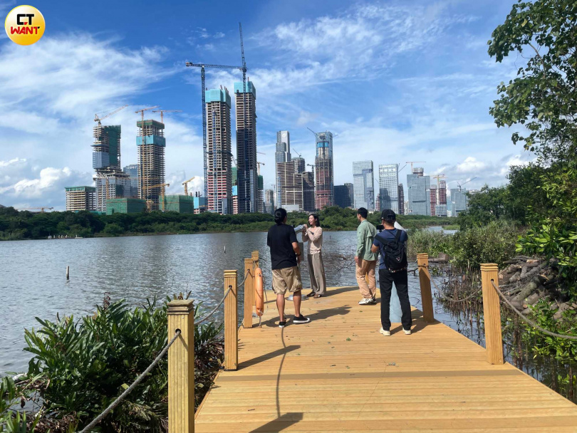最難約也是最野生的深圳「華僑城濕地公園」，保留了一段原始海岸線，是中國唯一地處市中心的濱海紅樹林濕地公園。（圖／何曼卿攝）