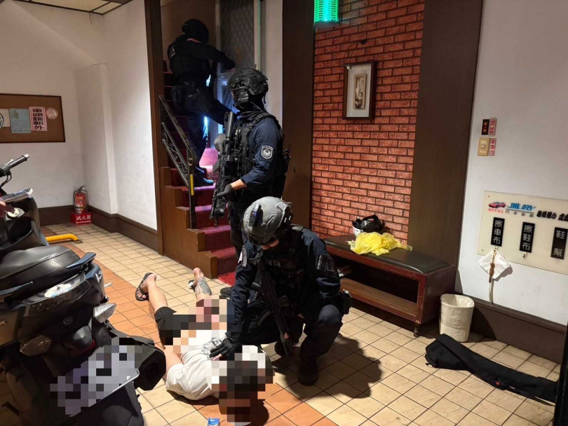 警方火速鎖定犯嫌藏匿地點，會同霹靂小組攻堅。（圖／翻攝畫面）