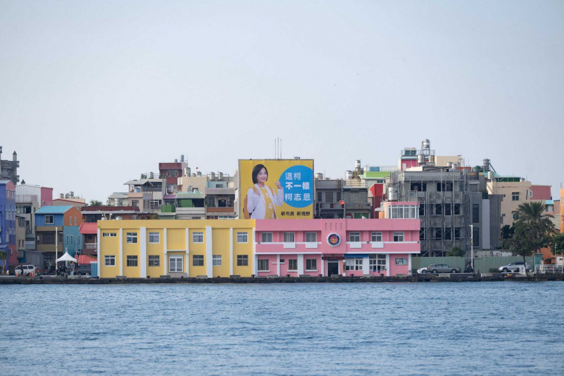 柯志恩競選看板登場,以亮黃色為主視覺,搭配口號「這柯不一樣」標語設計。(圖/柯志恩臉書)