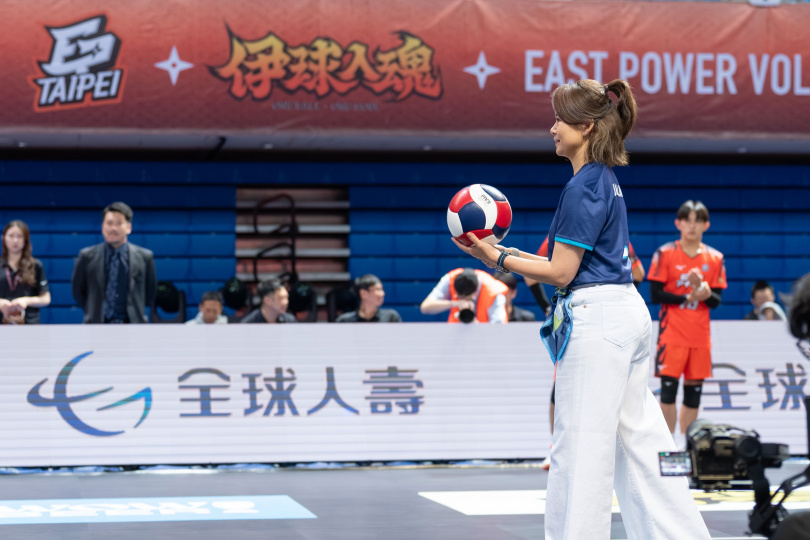 全球人壽於天母體育館舉辦企業主題日，適逢臺北伊斯特與桃園雲豹飛將的焦點戰，董事長林文惠特別親臨現場，並擔任比賽開球嘉賓。（圖片提供／全球人壽）